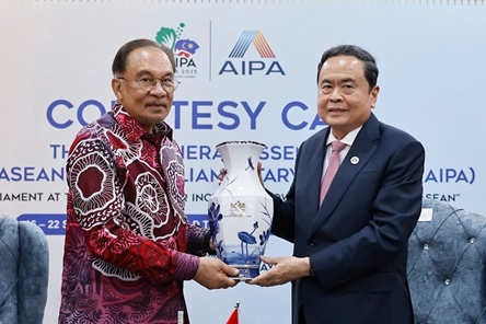 Vietnamese N.A. Chairman meets with Malaysian PM in Kuala Lumpur